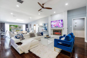 5 bdr Modern Home with a Firepit, Heated Pool & Spa
